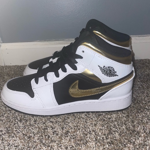 Air Jordan 1 Mid GS ‘White Gold’ - Picture 2 of 5